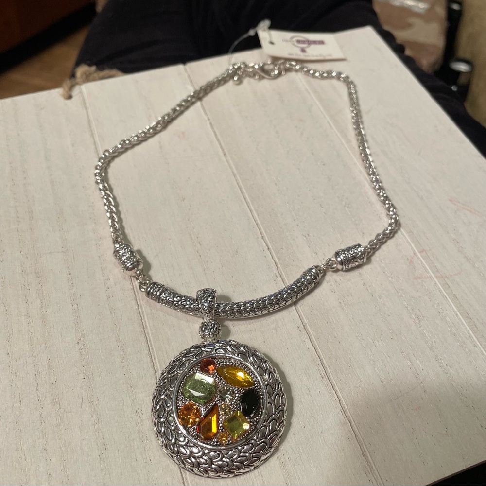 Just Jewelry Rhinestone Pendant Necklace NWT
Jewel faux gemstones in Silvertone